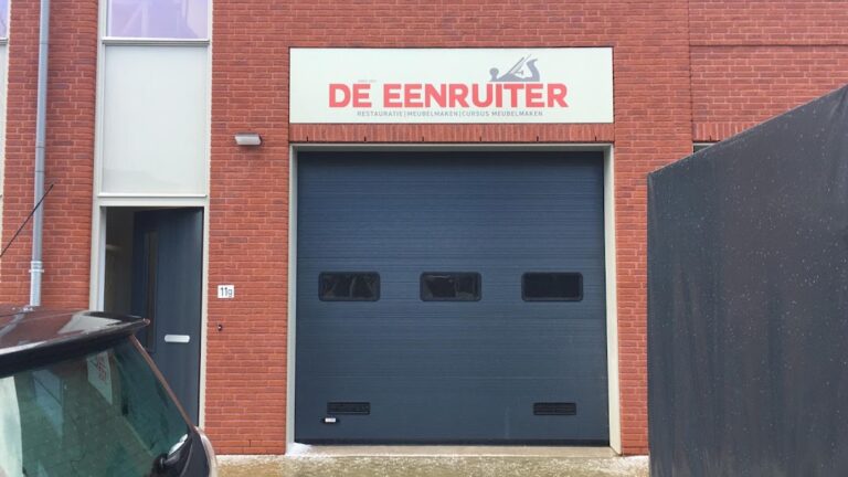 Bedrijfspand Atelier Cursus meubelmaken houtbewerking schaven hout